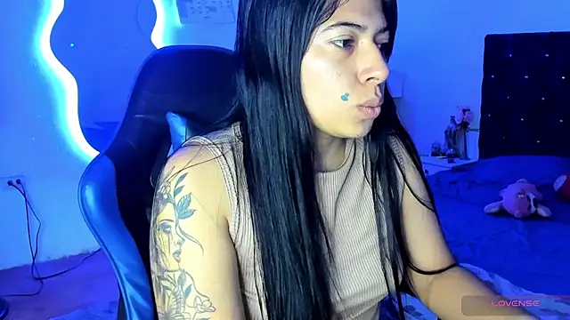 Snapshot of Caro_kitty- chatting on December 17, 2025, 2:33 pm Caro kitty- online show from December 17, 2025, 2:33 pm
