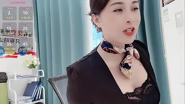 Qwi-V1 online show from September 9, 2025, 2:32 am