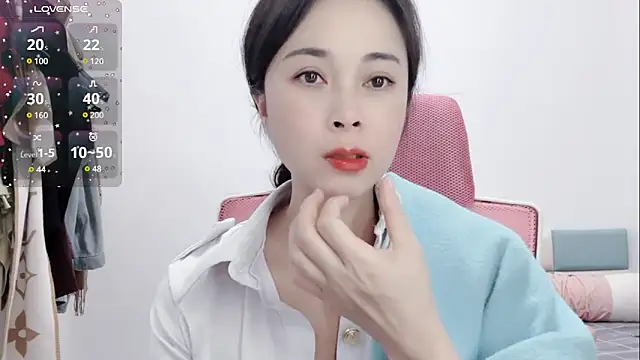 Qwi-V1 online show from February 6, 2025, 11:37 pm