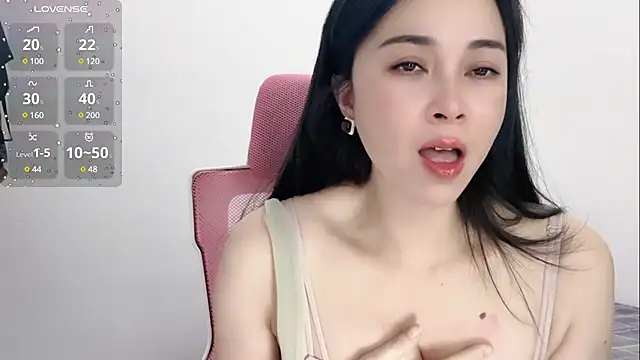 Qwi-V1 online show from January 2, 2025, 10:55 pm