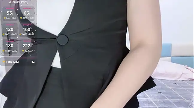 Qwi-V1 online show from December 22, 2024, 10:58 pm