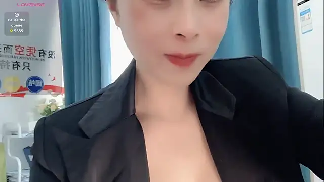 Qwi-V1 online show from November 17, 2025, 7:01 am