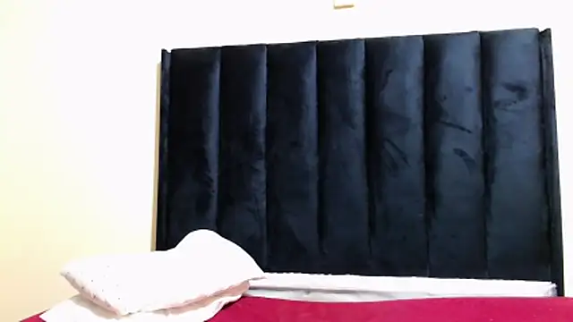 kittykhloe22 online show from April 5, 2026, 3:24 am