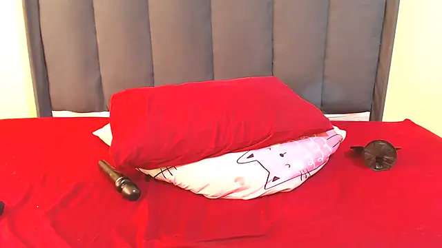 kittykhloe22 online show from February 4, 2026, 12:22 pm