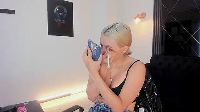 Snapshot of miacarperr1 chatting on February 12, 2026, 8:30 pm miacarperr1 online show from February 12, 2026, 8:30 pm