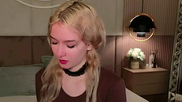 NaomiLoys online show from February 25, 2025, 4:46 pm