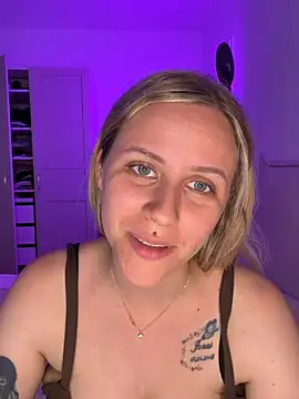 lunawolf21 online show from June 23, 2026, 6:33 am