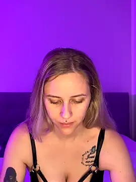 lunawolf21 online show from November 17, 2025, 7:34 am