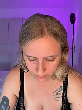 lunawolf21 online show from July 29, 2026, 6:34 am