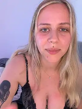 lunawolf21 online show from June 4, 2026, 8:19 am