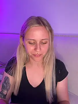 lunawolf21 online show from June 17, 2026, 7:24 pm
