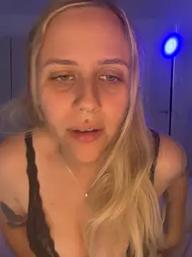 lunawolf21 online show from July 20, 2026, 6:43 am