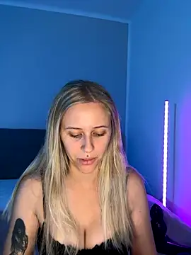 lunawolf21 online show from September 25, 2025, 6:19 am