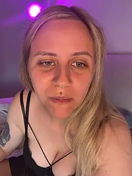 lunawolf21 online show from June 18, 2026, 7:51 am