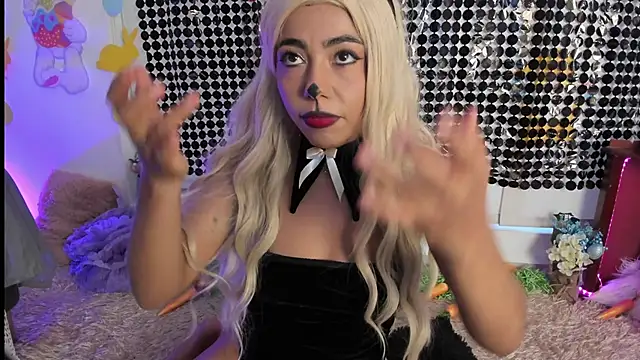 AndreaVelasco online show from April 7, 2026, 6:10 pm