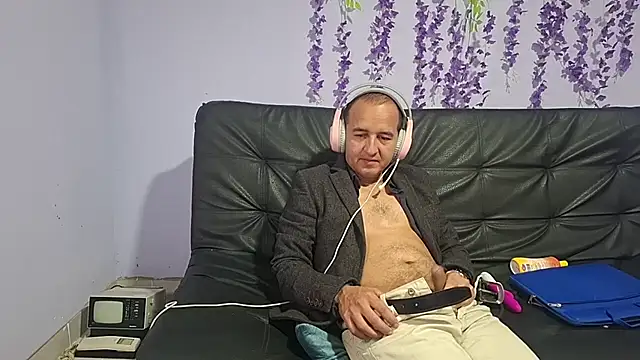 Snapshot of yazforeSolo chatting on November 17, 2025, 4:11 pm yazforeSolo online show from November 17, 2025, 4:11 pm