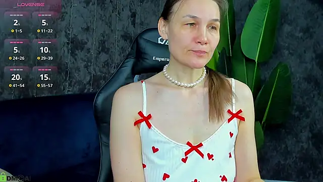 Snapshot of Lillian_White chatting on February 11, 2026, 1:05 am Lillian White online show from February 11, 2026, 1:05 am