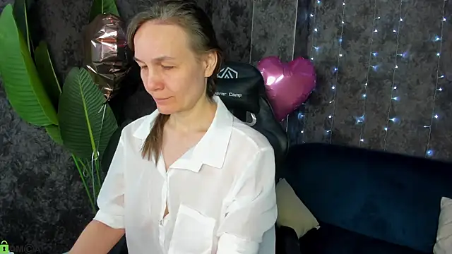 Snapshot of Lillian_White chatting on February 15, 2026, 1:06 am Lillian White online show from February 15, 2026, 1:06 am