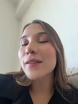 SophieRaily  online show from October 28, 2025, 8:41 pm