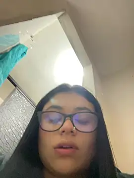 alissonfernandez  online show from April 18, 2026, 4:26 am