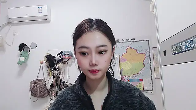 Cherie-xinxin01 online show from December 5, 2024, 1:11 pm