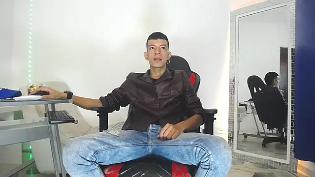 Favel Gomez7 online show from December 26, 2024, 12:49 pm