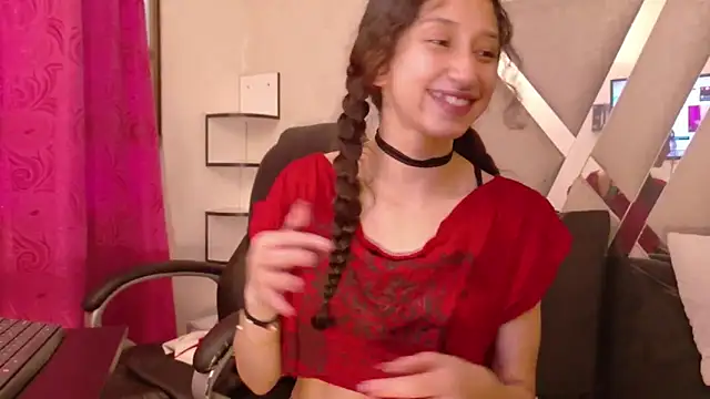 Snapshot of Queenjenn__ chatting on May 5, 2026, 10:46 pm Queenjenn online show from May 5, 2026, 10:46 pm