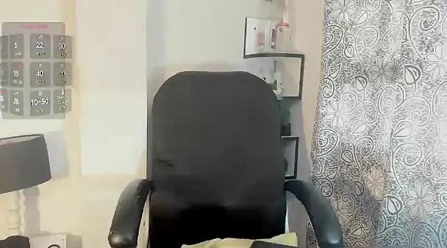 Snapshot of Queenjenn__ chatting on February 11, 2025, 8:20 pm Queenjenn   online show from February 11, 2025, 8:20 pm