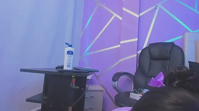 Snapshot of Queenjenn__ chatting on February 25, 2025, 10:20 pm Queenjenn   online show from February 25, 2025, 10:20 pm