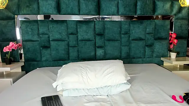 Snapshot of valtira_nova chatting on February 3, 2026, 7:30 pm valtira nova online show from February 3, 2026, 7:30 pm