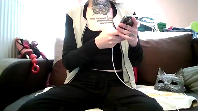 liloucamchaudee online show from March 16, 2026, 8:18 am