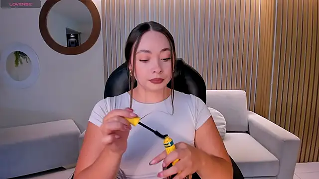 AlinaKravitz online show from April 15, 2026, 7:18 pm