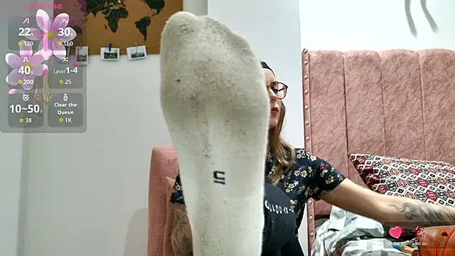 Snapshot of Emmy_petit chatting on February 1, 2026, 2:21 am Emmy petit online show from February 1, 2026, 2:21 am