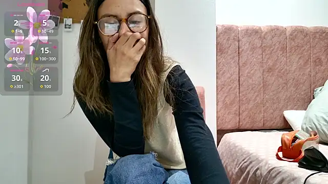 Snapshot of Emmy_petit chatting on February 26, 2026, 1:38 am Emmy petit online show from February 26, 2026, 1:38 am