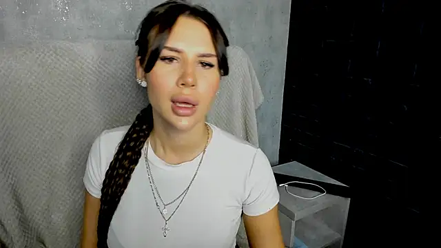 Snapshot of SuraMune chatting on February 18, 2026, 6:04 pm SuraMune online show from February 18, 2026, 6:04 pm