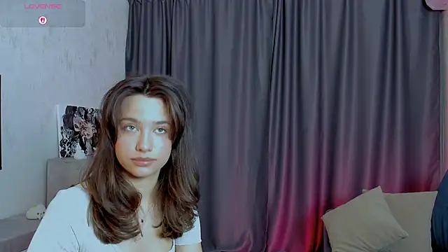 Snapshot of EmeliaReaper chatting on November 3, 2025, 8:56 pm EmeliaReaper online show from November 3, 2025, 8:56 pm