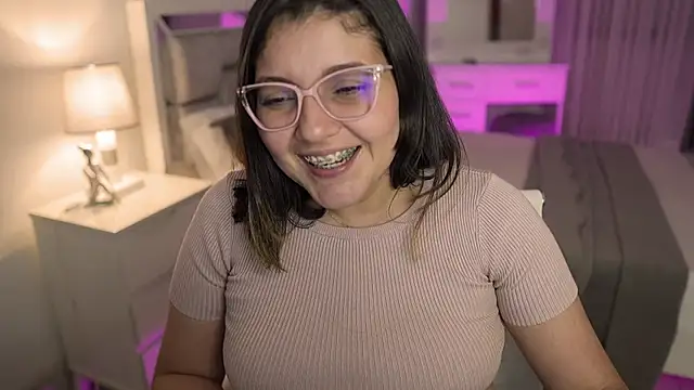 Snapshot of Camilaa_bueno chatting on January 4, 2025, 4:23 am Camilaa bueno online show from January 4, 2025, 4:23 am