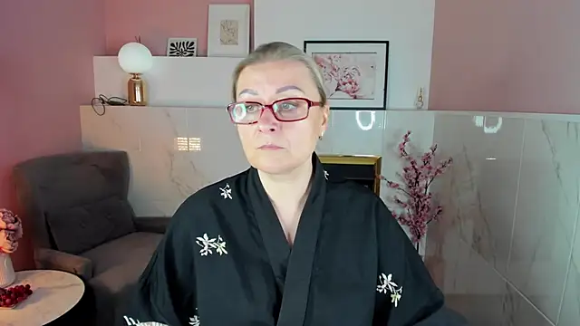 AlexandraKind online show from October 5, 2025, 1:35 pm