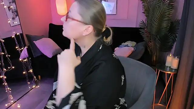 AlexandraKind online show from February 10, 2026, 9:14 pm