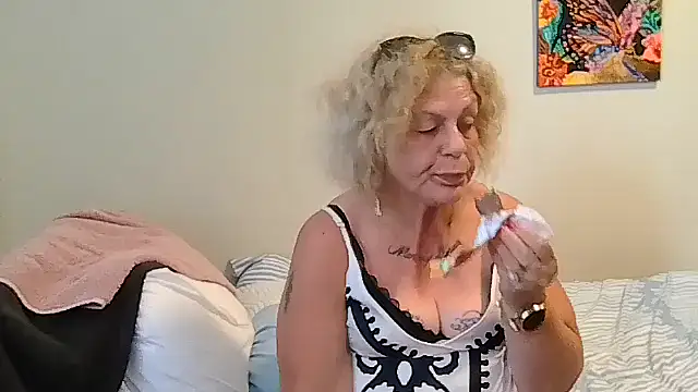 housewife shantie online show from May 26, 2026, 2:04 pm