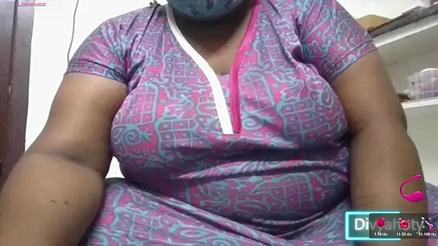 Snapshot of Sexy_Radhikaa chatting on October 22, 2025, 8:36 am Sexy Radhikaa online show from October 22, 2025, 8:36 am