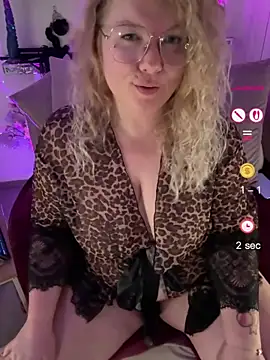 CurvyAnonymousGirl89 online show from June 4, 2026, 7:40 pm