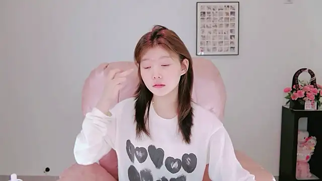 yangyang-1115 online show from May 15, 2026, 4:21 am