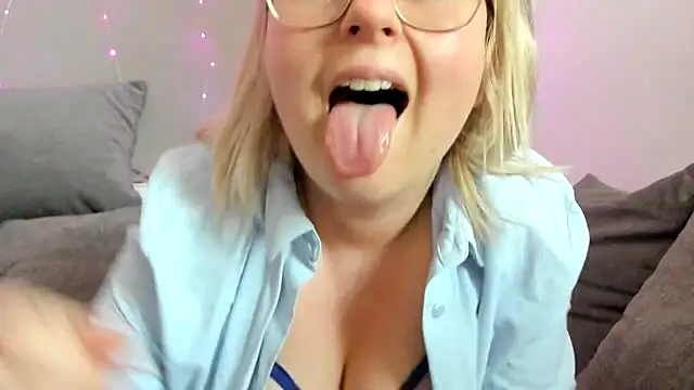 Snapshot of Lillyloo_ chatting on March 10, 2025, 2:48 pm Lillyloo  online show from March 10, 2025, 2:48 pm