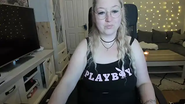 Snapshot of Lillyloo_ chatting on October 6, 2025, 3:40 am Lillyloo  online show from October 6, 2025, 3:40 am