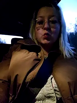 Snapshot of Lillyloo_ chatting on March 10, 2025, 5:50 pm Lillyloo  online show from March 10, 2025, 5:50 pm