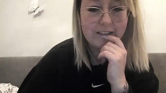 Snapshot of Lillyloo_ chatting on March 16, 2025, 8:21 pm Lillyloo  online show from March 16, 2025, 8:21 pm