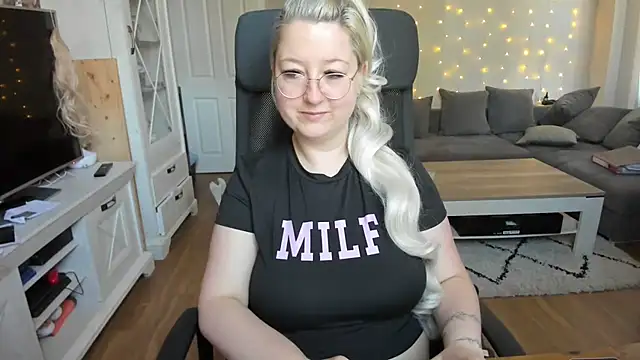 Snapshot of Lillyloo_ chatting on September 23, 2025, 6:31 am Lillyloo  online show from September 23, 2025, 6:31 am