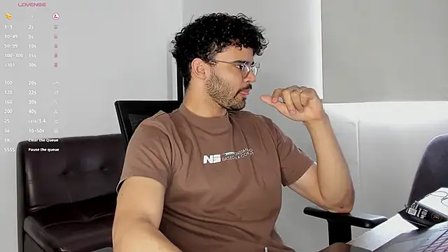 Snapshot of andrewChris_ chatting on October 27, 2025, 6:31 pm andrewChris  online show from October 27, 2025, 6:31 pm