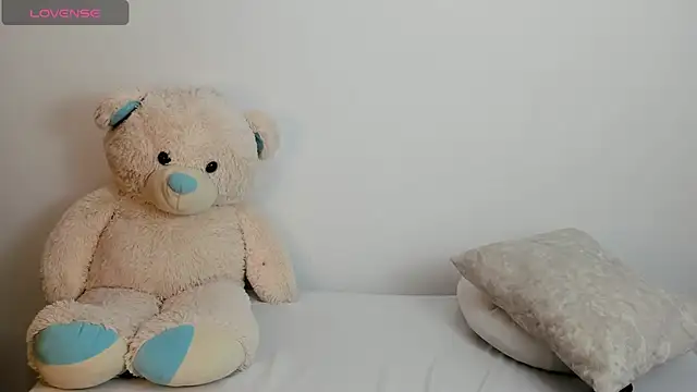 aurora johnson  online show from November 13, 2025, 6:06 am